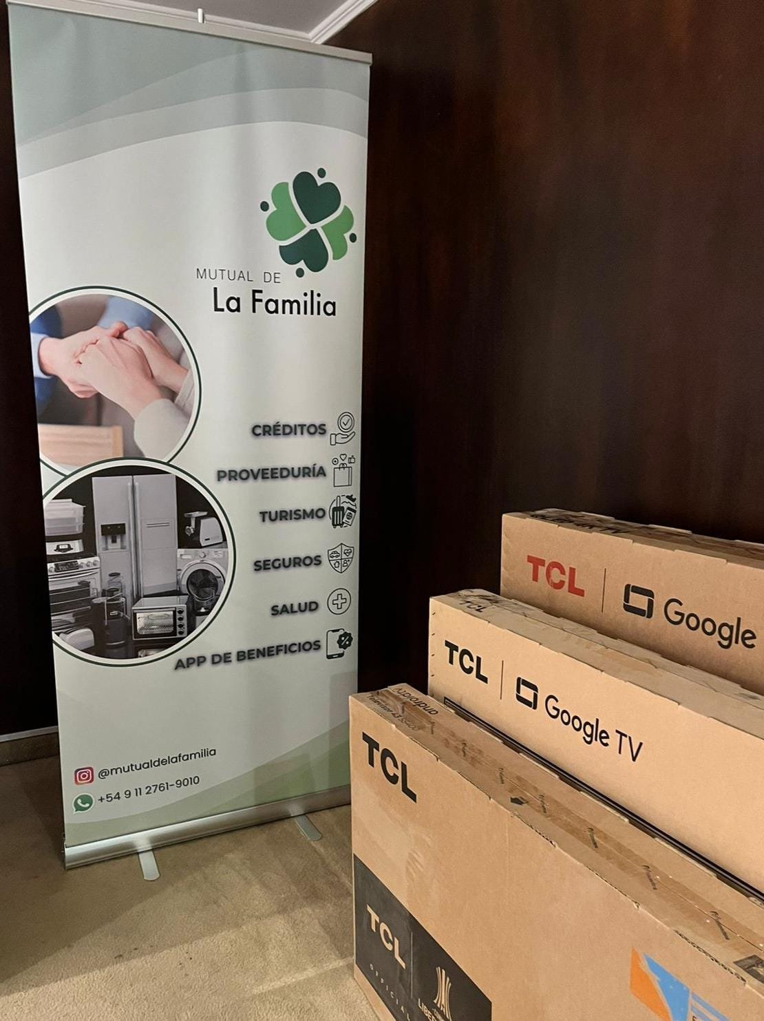 Televisores TCL listos para entregar junto al banner de Mutual de La Familia